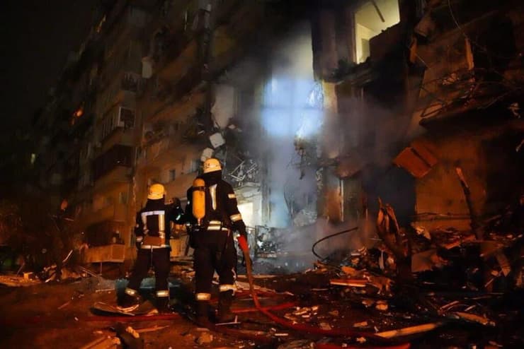 בניינים עלו באש קייב אוקראינה מתקפת טילים של רוסיה משבר