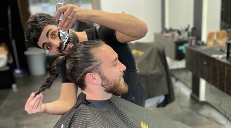 עופרי ארד במהלך התספורת