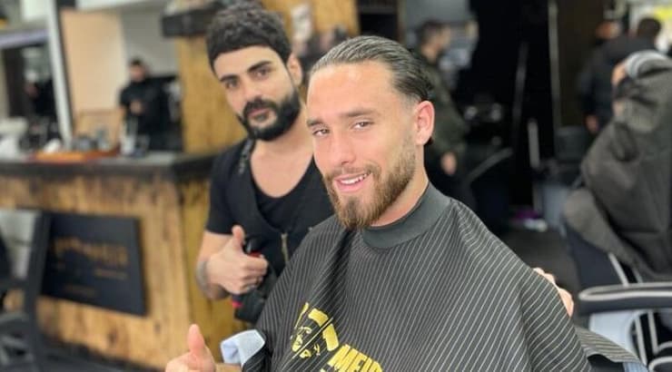 עופרי ארד במהלך התספורת