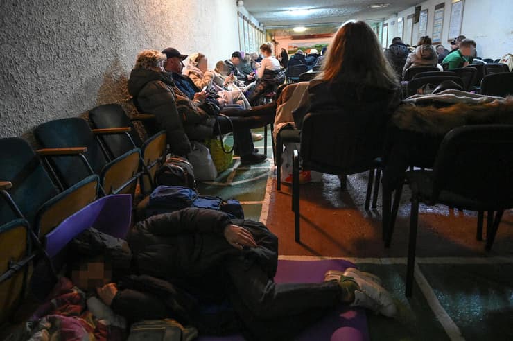 אנשים מתאספים במקלט מפני מתקפה אווירית, קייב אוקראינה