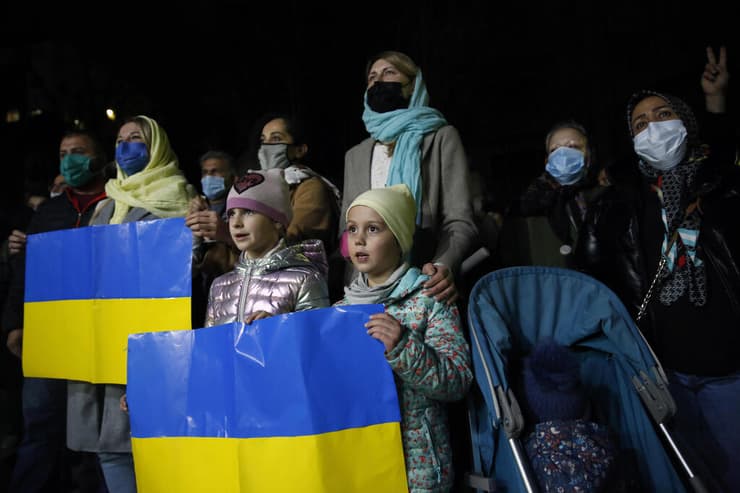 ילדים איראנים אוקראינים בהפגנת תמיכה ב אוקראינה טהרן איראן נגד רוסיה