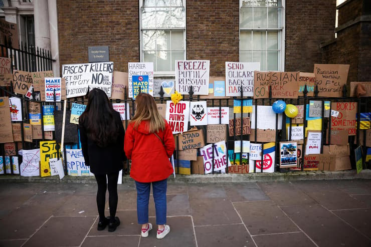שלטי מחאה שהוצבו על גדר בלונדון 