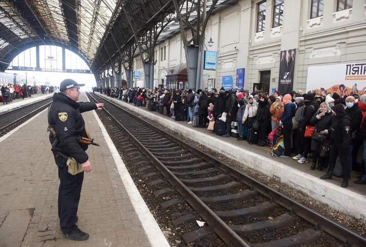אנשים מחכים לרכבת לפולין בלבוב