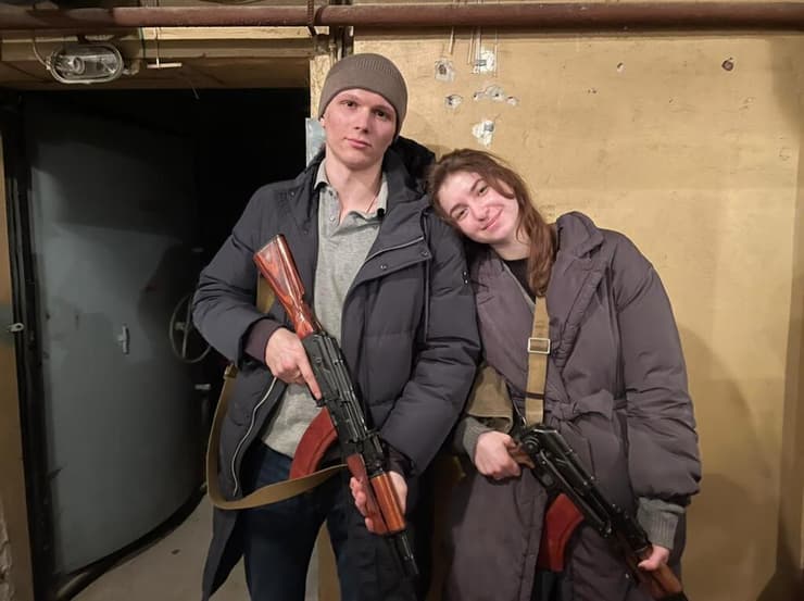 ירינה ארייבה ו סביאטוסלב פורסין זוג מ קייב אוקראינה שביום הראשון לחתונה אסף נשק והתגיייס ללחימה נגד רוסיה