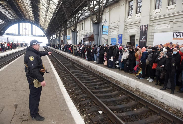 אנשים ממתינים בתחנת הרכבת בלבוב 