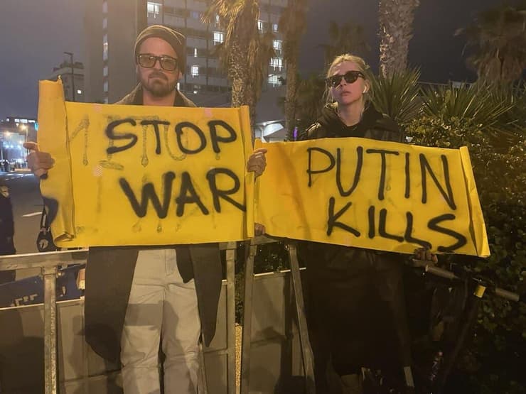 ויקי ופבלו בהפגנה נגד תקיפת רוסיה באוקראינה