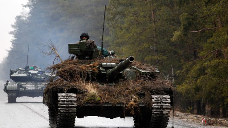 טנק אוקראיני ב אזור חבל לוגנסק  מלחמה פלישה עם רוסיה תקיפה צבאית צבא 