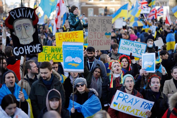 לונדון שלט מפגין מפגינים כרזה מחאה בעולם בעקבות מלחמה משבר רוסיה אוקראינה 