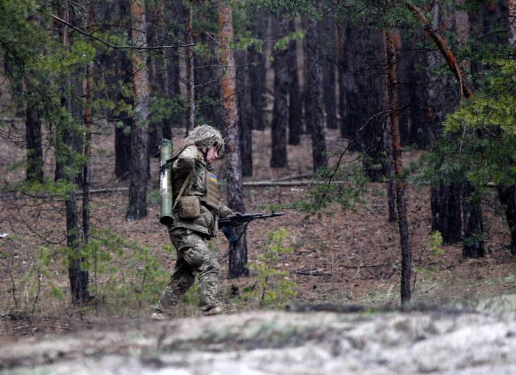 חייל אוקראיני באזור חבל לוגנסק מלחמה פלישה עם רוסיה תקיפה צבאית צבא 