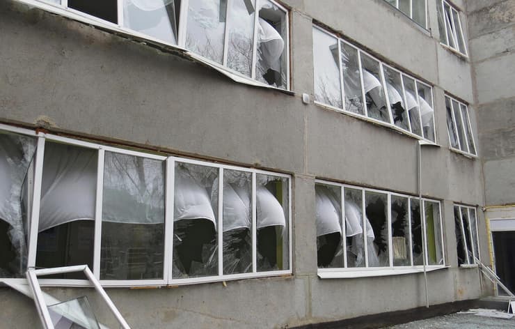 חלונות בית ספר ב מריופול אוקראינה ש נפגעו בהפצצות