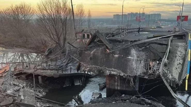 גשר באזור חרסון אוקראינה שפוצץ על ידי החייל האוקראיני ויטאלי שאקון כדי לעצור את התקדמות כוחות רוסיה