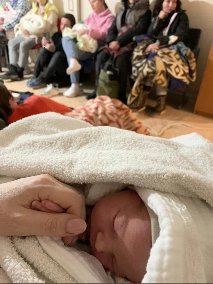 תינוקת שנולדה ב מטרו של קייב תחת הפגזות מצד רוסיה מלחמה ב אוקראינה