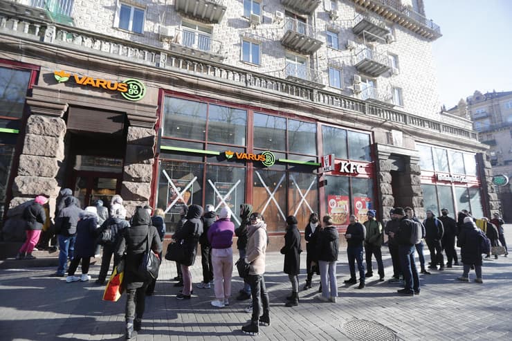 אוקראינה קייב לפני עוצר בעקבות מלחמה משבר פלישה עם רוסיה  אזרחים עומדים בתור לחנות מזון סופר משבר