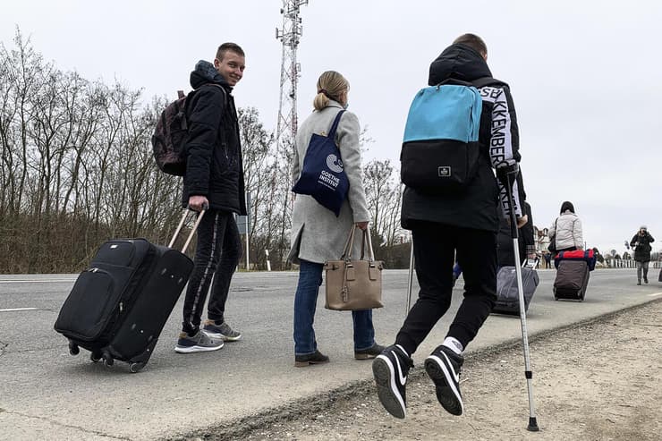 אזרחים אוקראינים בורחים להונגריה