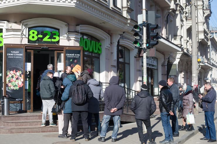 קייב אוקראינה אזרחים ממתינים ב תור ל  מכולותסופר סופרים ריק ריקים אין אוכל חנות מזון בעקבות מלחמה פלישה עם רוסיה משבר  