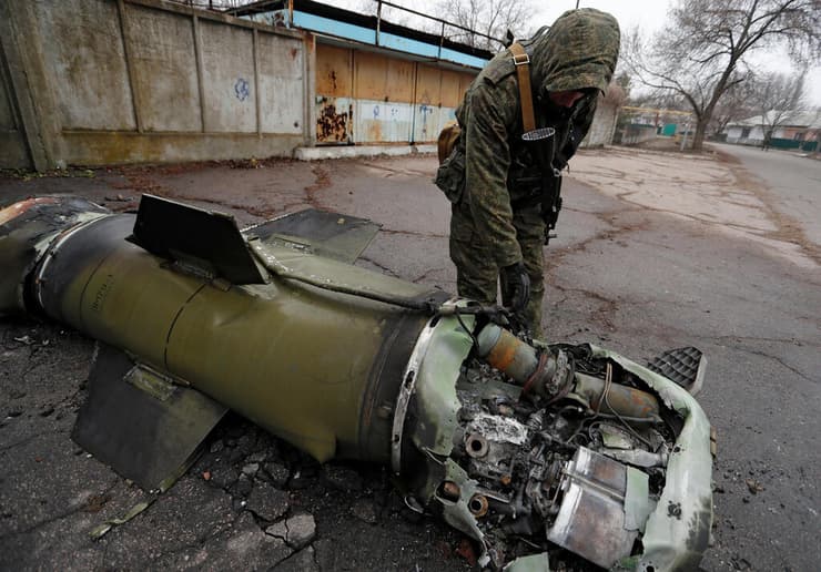 חייל אוקראיני בודק שרידי טיל ב דונייצק אוקראינה משבר פלישה מלחמה באירופה רוסיה