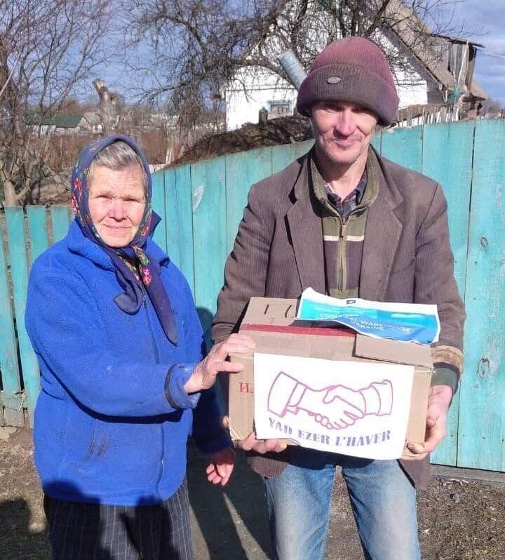 חלוקת אריזות מזון לתושבי לבוב, אוקראינה