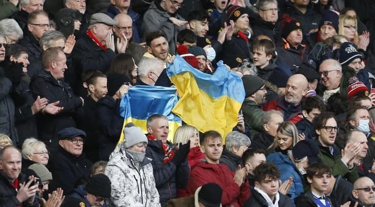 דגלי אוקראינה ביציעי מנצ'סטר יונייטד