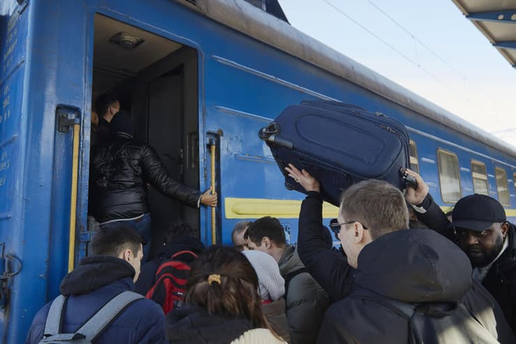 אזרחים אוקראינים עולים על רכבת החילוץ מקייב 