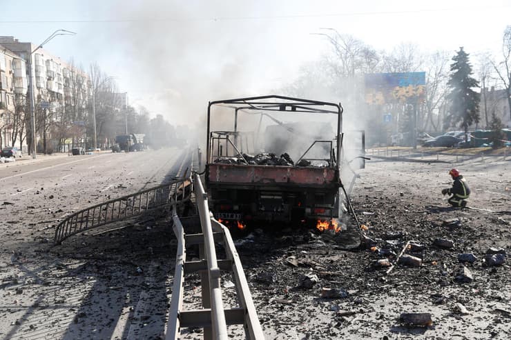 כבאי אוקראיני ליד רכב שרוף בקייב