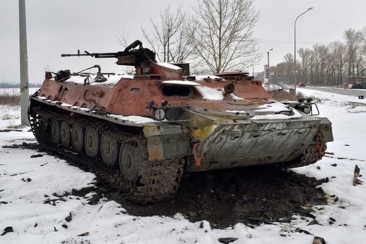 פאתי חרקוב  אוקרינה  שרידי  שריד טנק רוסי פגוע פצוע  גופת חייל  צבא מלחמה פלישה של עם רוסיה פליטים משבר