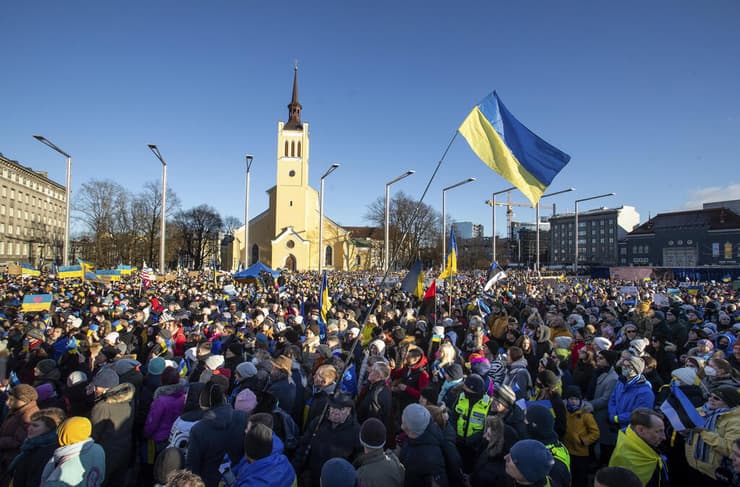 טאלין אסטוניה שלט מפגין מפגינים כרזה מחאה בעולם בעקבות מלחמה משבר רוסיה אוקראינה 