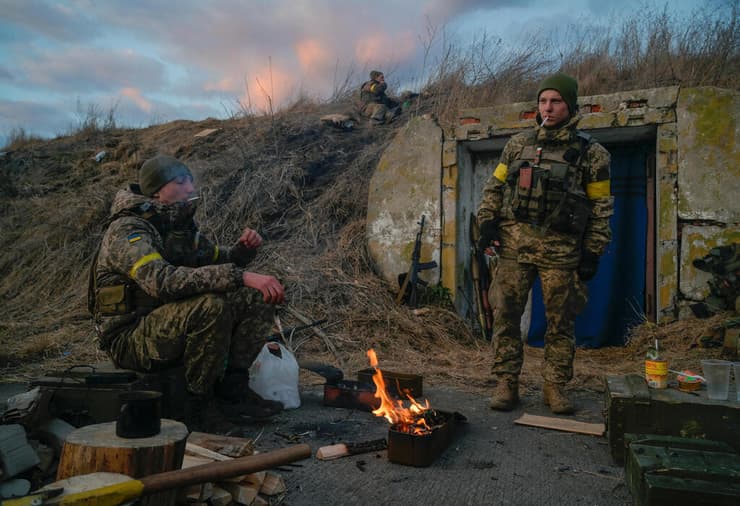 חיילים אוקראינים מדליקים מדורה באזור קייב 