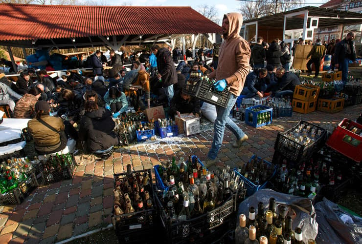אוז'הורוד אוקראינה  אזרחים מכינים בקבוקי תבערה 