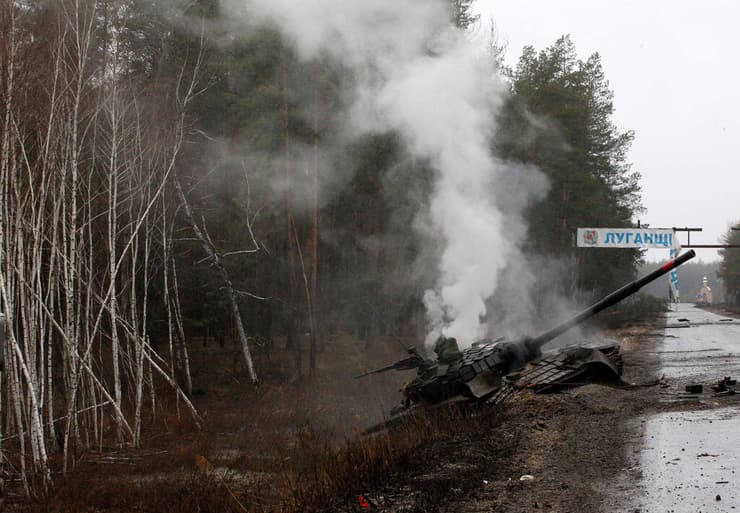 עשן עולה מטנק רוסי בלוהנסק אוקראינה