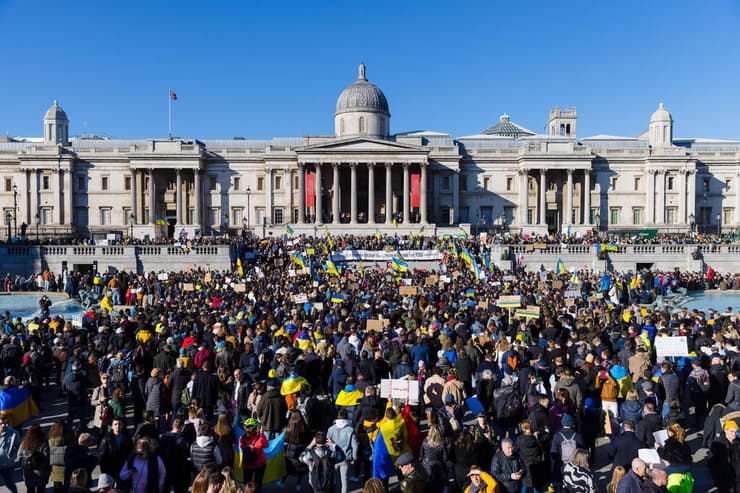 כיכר טרפלגר לונדון מפגינים הפגנות בעבקות משבר רוסיה אוקראינה 