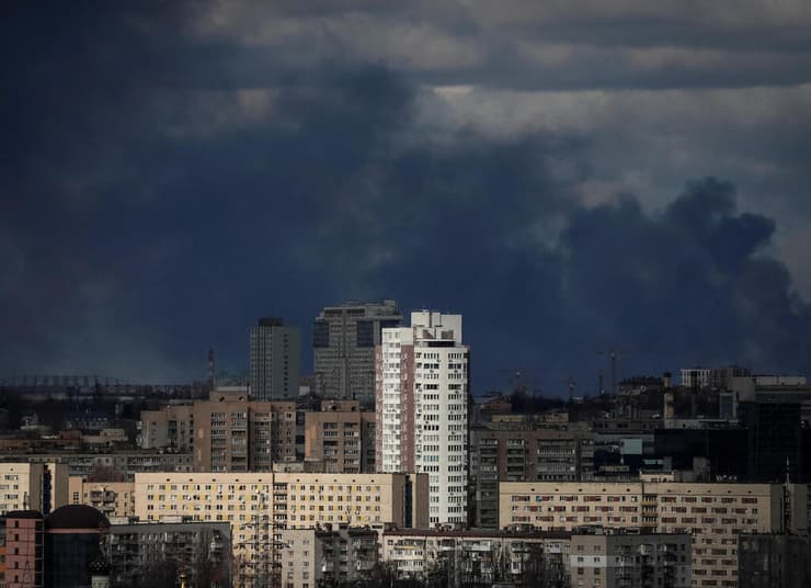 עשן בעקבות לחימה בקייב אוקראינה