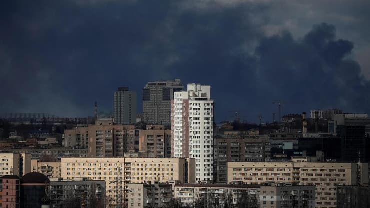 עשן בעקבות לחימה בקייב אוקראינה
