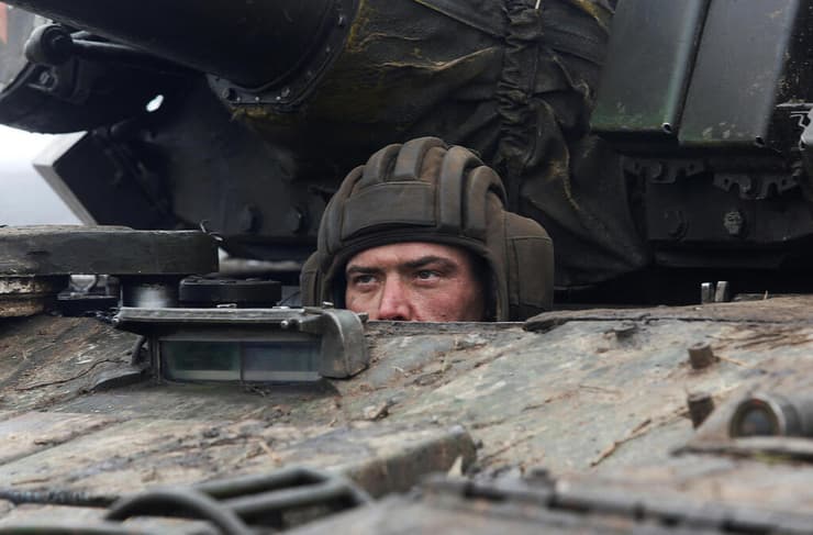 לוהגסק טנק כוחות רוסים בדלנים משבר צבא מלחמה רוסיה אוקראינה 