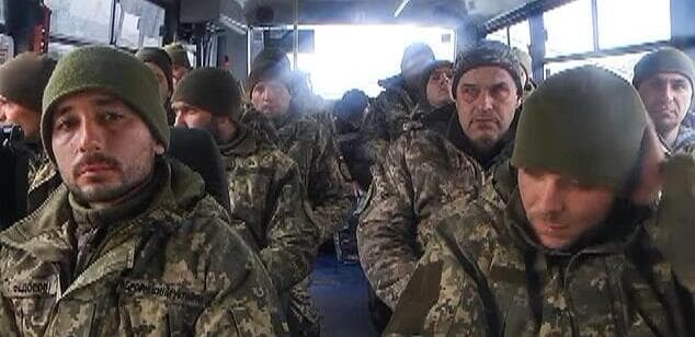 רוסיה מפרסמת תמונות של החיילים האוקראינים שנחשבו כמתים אחרי כיבוש אי הנחשים