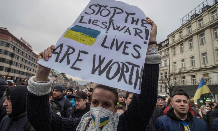 פראג צ'כיה  הפגנות ענק מפגינים שלטים נגד פוטין רוסיה בעד אוקראינה משבר מלחמה 