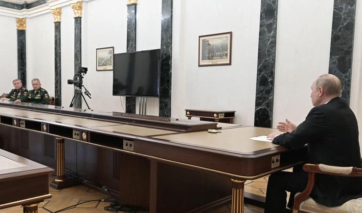 נשיא רוסיה בדיון עם שר ההגנה שויגוב והרמטכל ולרי גריסמוב 