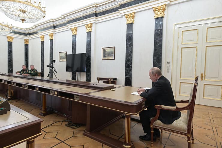 נשיא רוסיה בדיון עם שר ההגנה שויגוב והרמטכל ולרי גריסמוב 