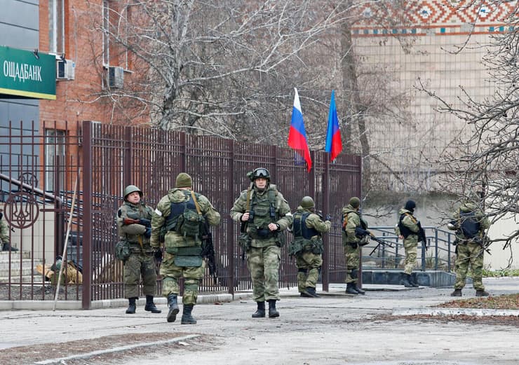לוהנסק לוחמי מלציה פרו רוסית  שומרים על סניף בנק  משבר אוקראינה רוסיה מלחמה 