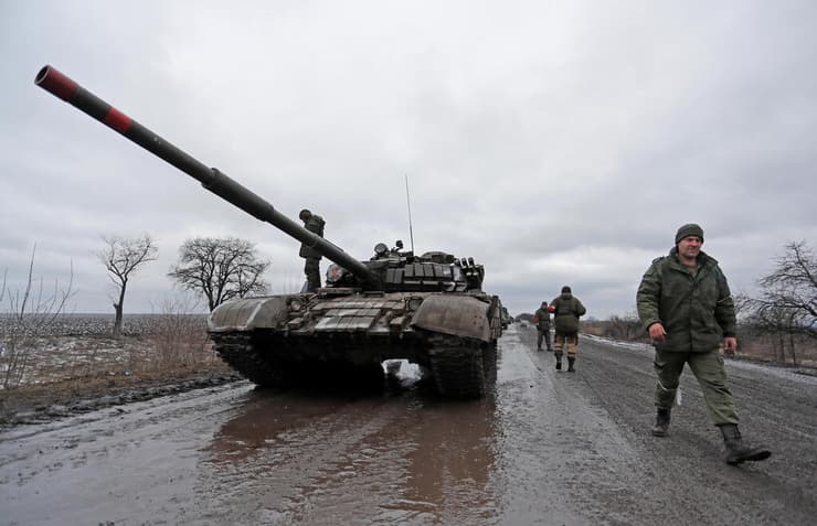 לוהגסק טנק כוחות רוסים בדלנים משבר צבא מלחמה רוסיה אוקראינה 