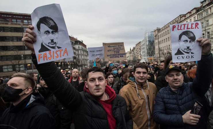 פראג צ'כיה  הפגנות ענק מפגינים שלטים נגד פוטין רוסיה בעד אוקראינה משבר מלחמה 