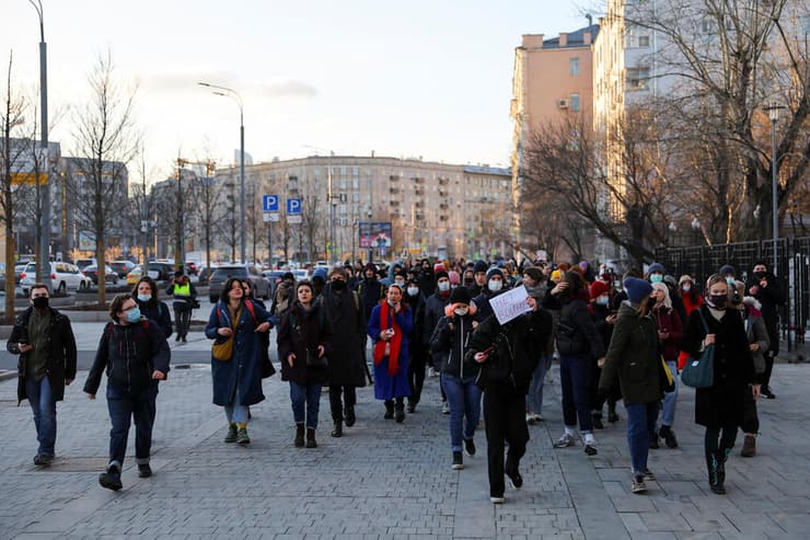 מוסקבה רוסיה הפגנות  נג מלחמה בעקבות ה משבר רוסיה אוקראינה מפגינים משטרה מעוקבים עצורים 