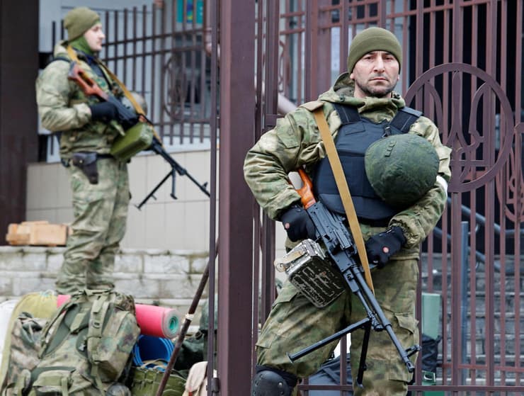 לוהנסק לוחמי מלציה פרו רוסית  שומרים על סניף בנק  משבר אוקראינה רוסיה מלחמה 