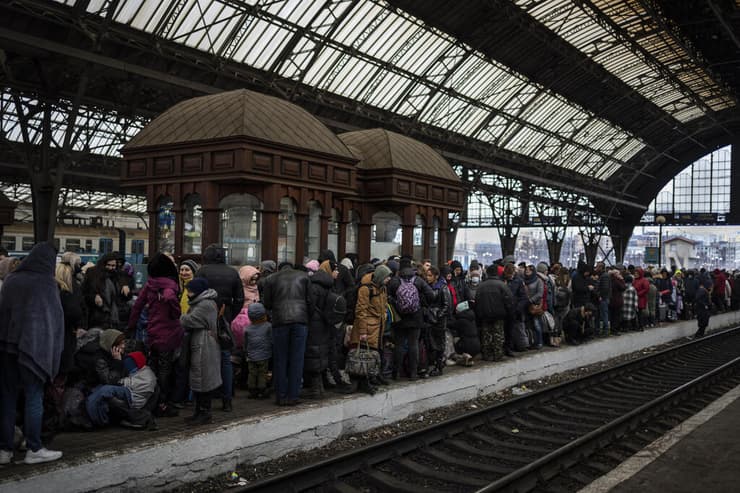 לביב תחנת הרכבת פליטים אזרחים ממתינים משבר מלחמה אוקראינה רוסיה 