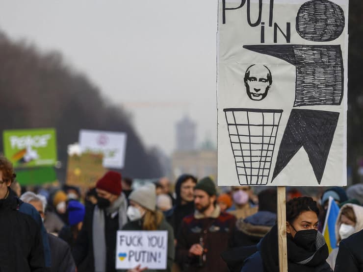 ברלין גרמניה הפגנות מפגינים שלטים  בעקבות  מלחמה משבר  רוסיה אוקראינה 