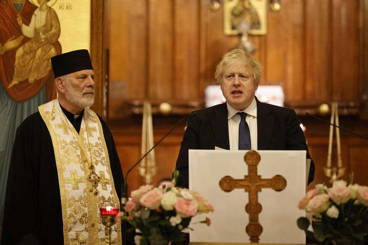 ראש ממשלת בריטניה בוריס ג'ונסון מבקר ב כנסייה של הקהילה האוקראינית ב לונדון בצל מלחמה בין רוסיה ל אוקראינה