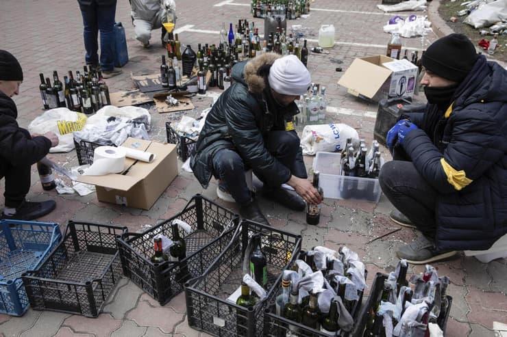 אזרחים אוקראינים  מכינים בקבוקי תבערה 