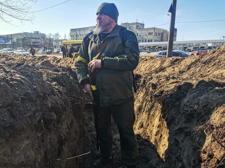 תושב קייב לוחם צבא אוקראינה מוצב ב תעלה ב קייב אוקראינה