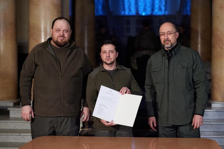 נשיא אוקראינה וולודימיר זלנסקי עם מסמך בקשה רשמי שעליו חתם להצטרפות ל האיחוד האירופי בצל מלחמה עם רוסיה