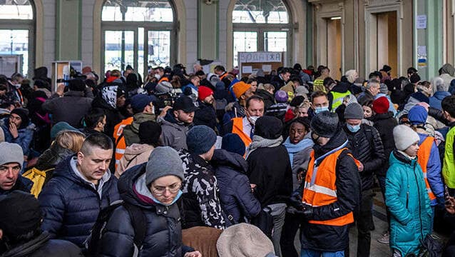 פליטים מאוקראינה שהגיעו ברכבת לפולין