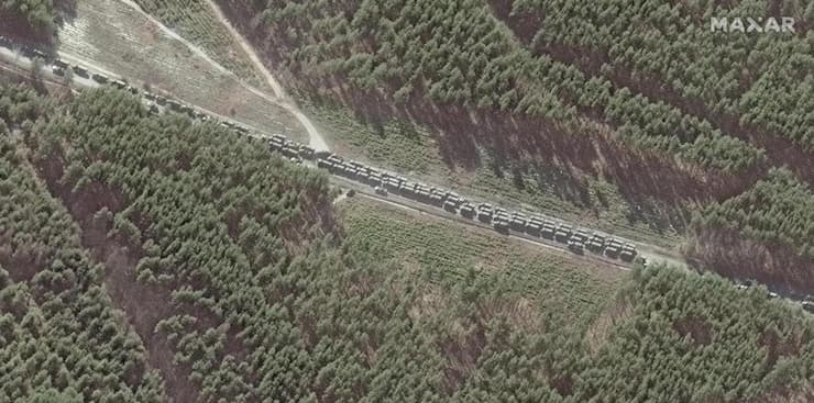 תמונות לוויין שמראות שיירה של מאות כלי רכב של צבא רוסיה כולל טנקים שעושה את הדרך לכיוון קייב אוקראינה במרחק של כ-50 ק"מ